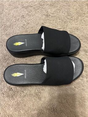 NWOT Volatile Black Platform Sandals